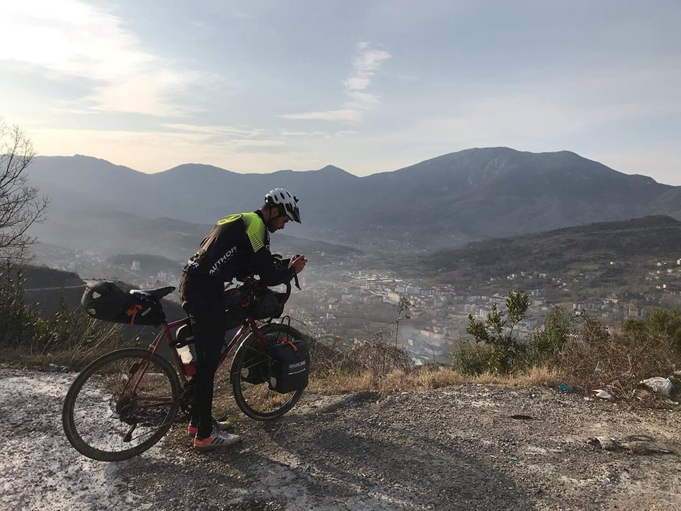 Na kole z Athén do Tokia: Neuvěřitelný cyklovýlet dvěma nadšencům překazil koronavirus