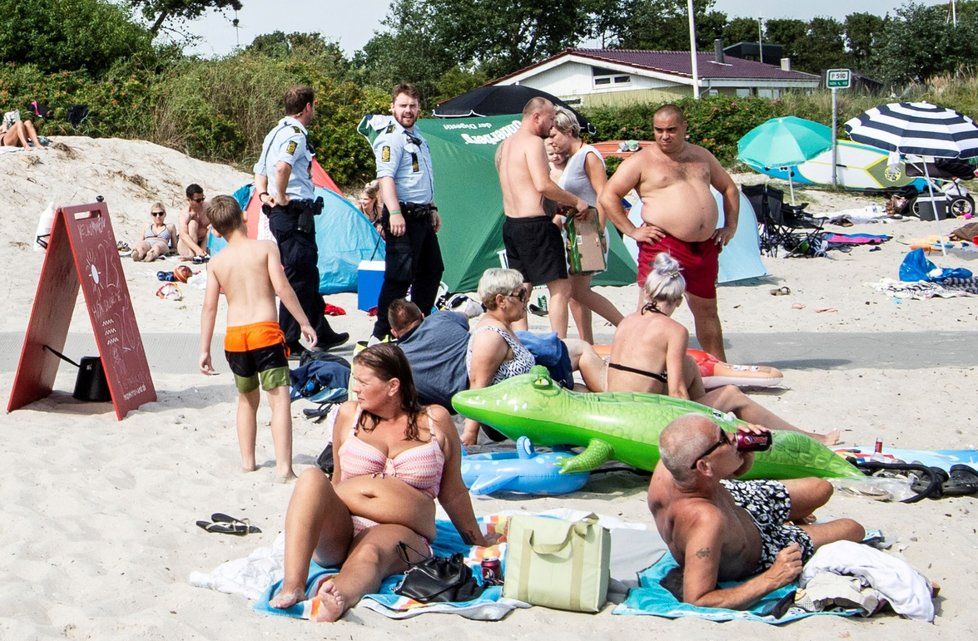 Dánové na plážích v rozestupech kvůli koronaviru a policejní kontrola (9. 8. 2020)