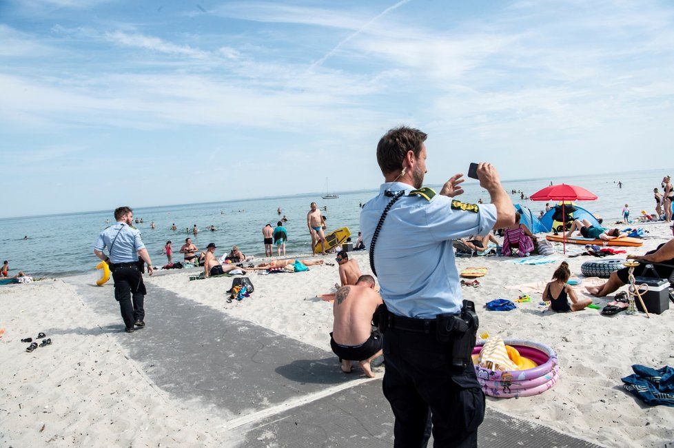 Dánové na plážích v rozestupech kvůli koronaviru a policejní kontrola (9. 8. 2020)