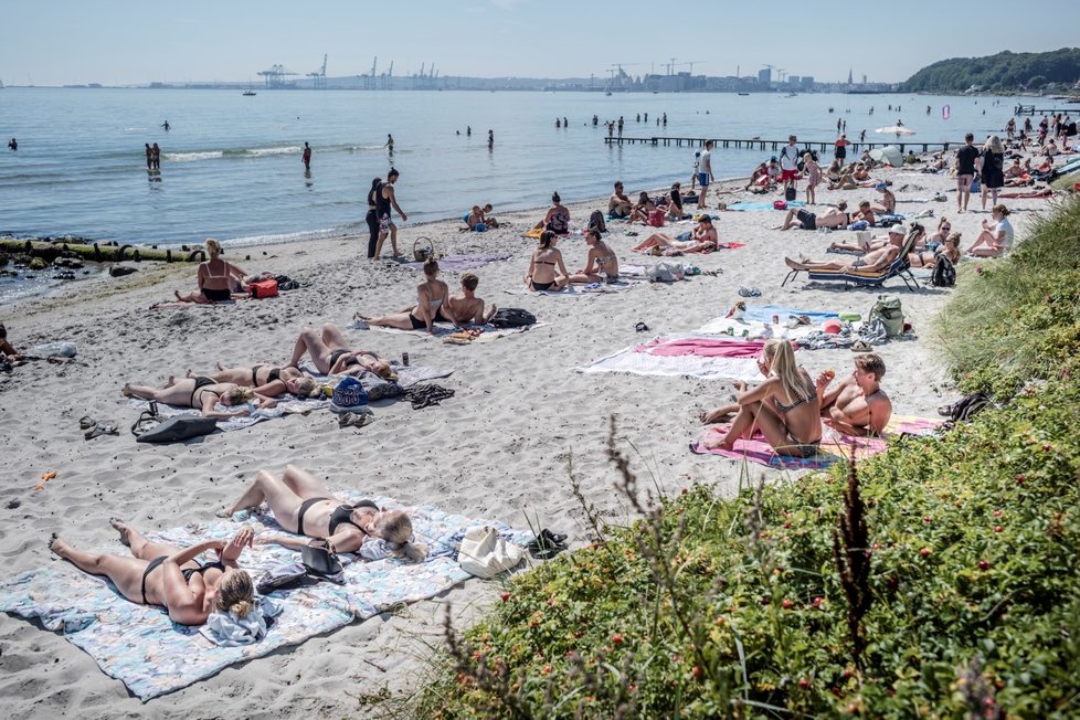 Dánové na plážích v rozestupech kvůli koronaviru (9. 8. 2020)