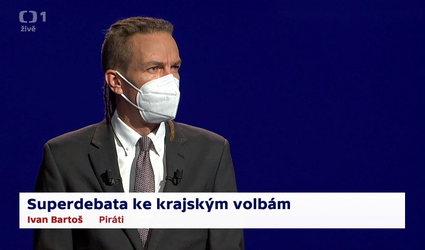 Předseda Pirátů Ivan Bartoš během předvolební debaty lídrů na ČT (1.10.2020)
