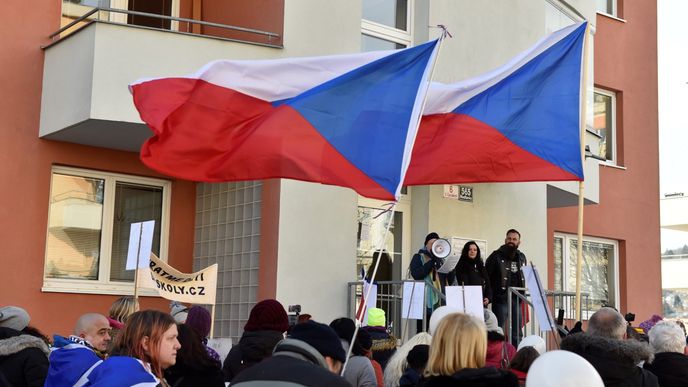 Demonstrace u domu, kde bydlí ministr školství Robert Plaga