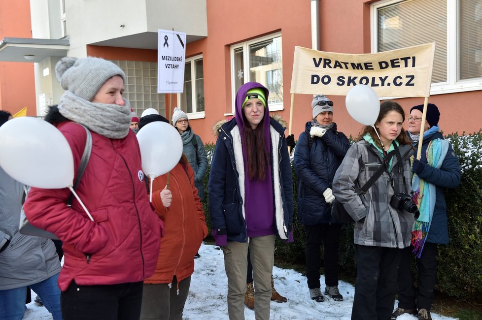 Demonstrace u domu, kde bydlí ministr školství Robert Plaga