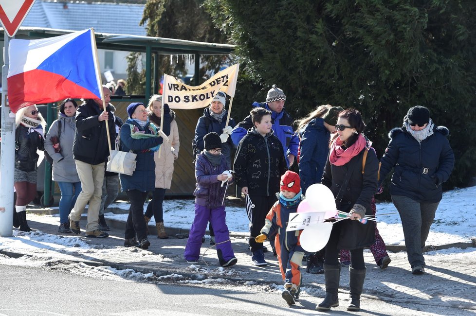 Demonstrace u domu, kde bydlí ministr školství Robert Plaga