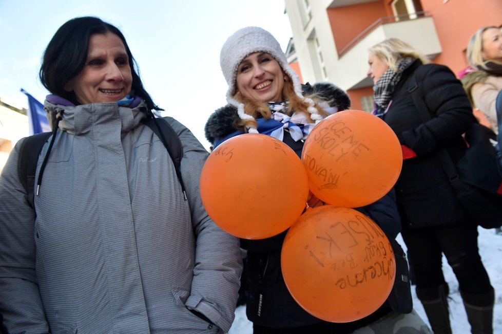 Demonstrace u domu, kde bydlí ministr školství Robert Plaga