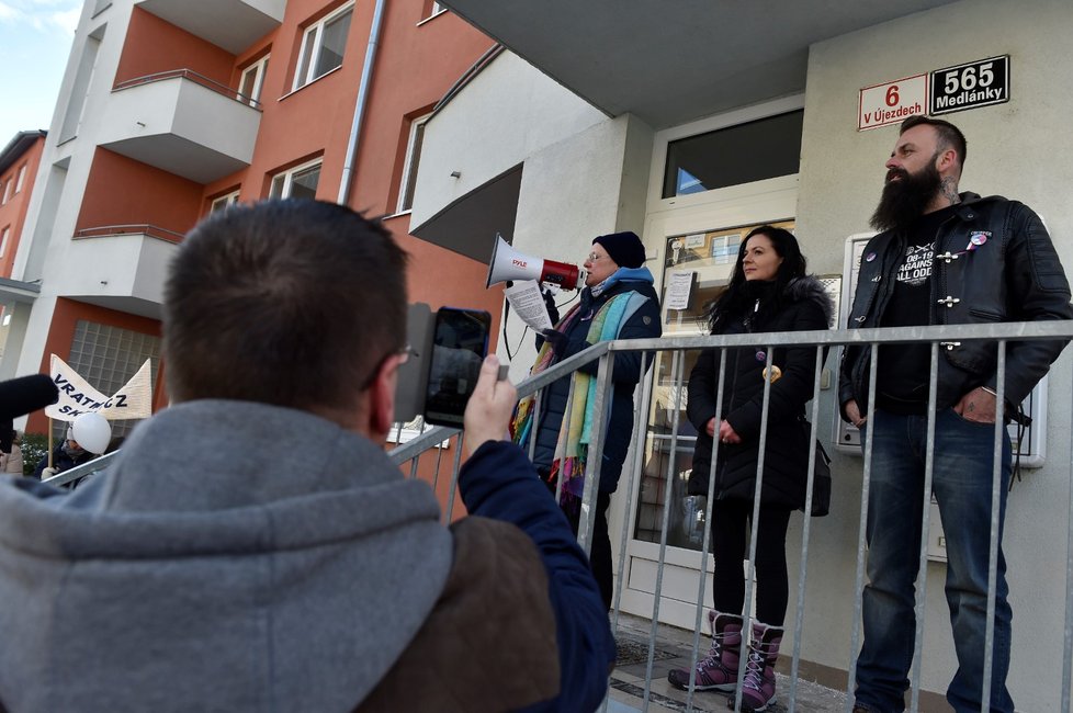 Demonstrace u domu, kde bydlí ministr školství Robert Plaga