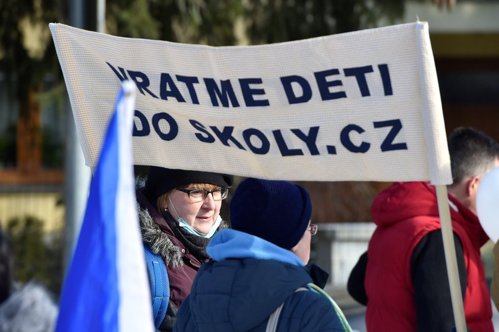 Demonstrace u domu, kde bydlí ministr školství Robert Plaga