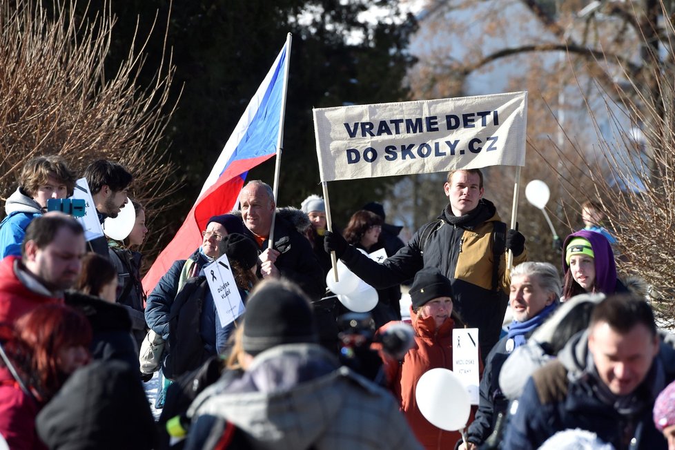 Demonstrace u domu, kde bydlí ministr školství Robert Plaga