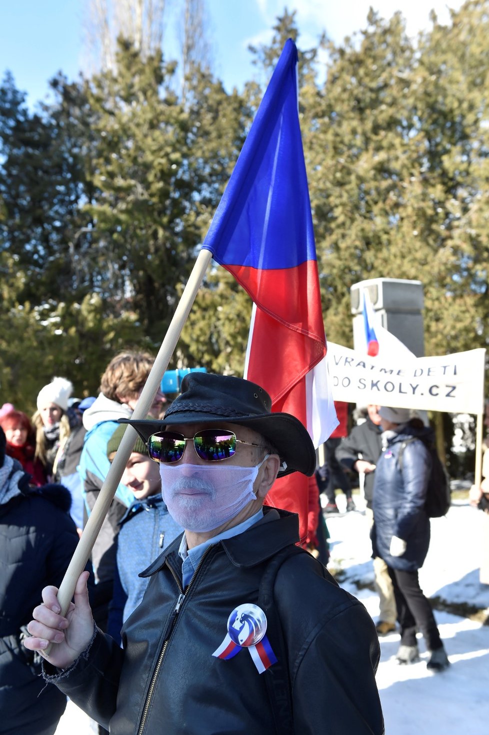 Demonstrace u domu, kde bydlí ministr školství Robert Plaga