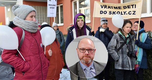 „Víte, že máte za souseda zločince?“ Demonstranti bez roušek vtrhli k Plagovi domů