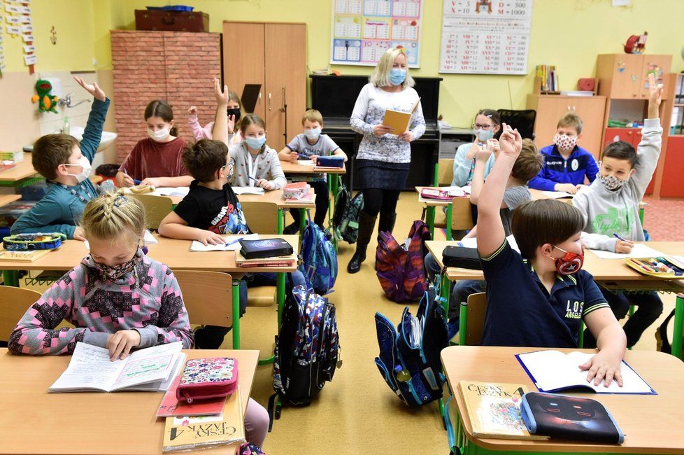 Do školních tříd se 30. listopadu 2020 vrátili další žáci základních škol: Děti z prvního stupně a 9. tříd chodí bez omezení, další třídy druhého stupně se střídají po týdnech.