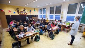 Do školních tříd se 30. listopadu 2020 vrátili další žáci základních škol: Děti z prvního stupně a 9. tříd chodí bez omezení, další třídy druhého stupně se střídají po týdnech