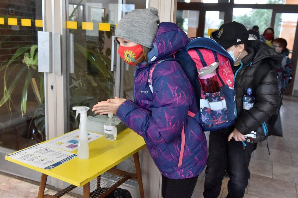 Do školních tříd se 30. listopadu 2020 vrátili další žáci základních škol: Děti z prvního stupně a 9. tříd chodí bez omezení, další třídy druhého stupně se střídají po týdnech