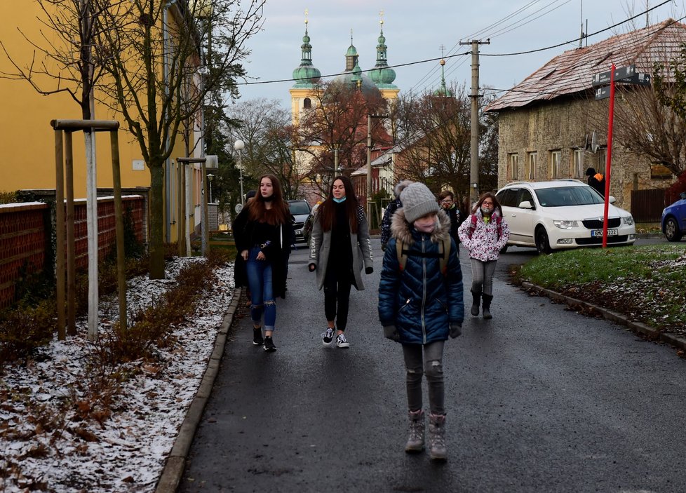 Do školních tříd se 30. listopadu 2020 vrátili další žáci základních škol: Děti z prvního stupně a 9. tříd chodí bez omezení, další třídy druhého stupně se střídají po týdnech.