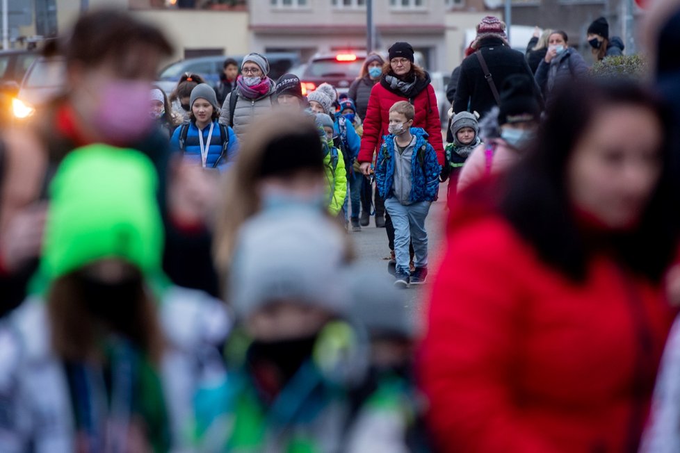 Do školních tříd se 30. listopadu 2020 vrátili další žáci základních škol: Děti z prvního stupně a 9. tříd chodí bez omezení, další třídy druhého stupně se střídají po týdnech