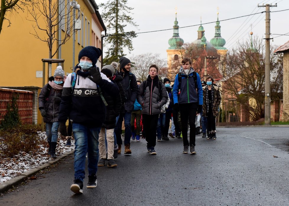 Do školních tříd se 30. listopadu 2020 vrátili další žáci základních škol: Děti z prvního stupně a 9. tříd chodí bez omezení, další třídy druhého stupně se střídají po týdnech