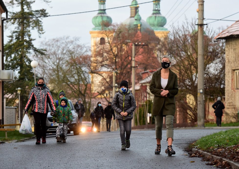 Do školních tříd se 30. listopadu 2020 vrátili další žáci základních škol: Děti z prvního stupně a 9. tříd chodí bez omezení, další třídy druhého stupně se střídají po týdnech.