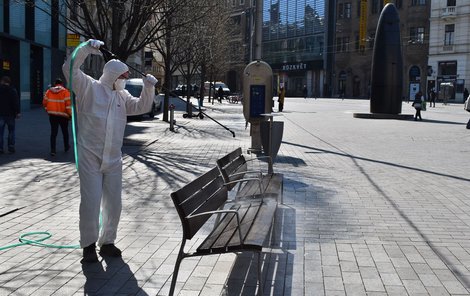 Radnice Brno-střed zahájila v pondělí v poledne kvůli nákaze novým koronavirem dezinfekci ulic v centru města.