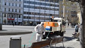 Úřad městské části Brno-střed zahájil v pondělí v poledne dezinfekci hlavních ulic v centru Brna. Důvodem jsou opatření proti šíření nákazy novým koronavirem.