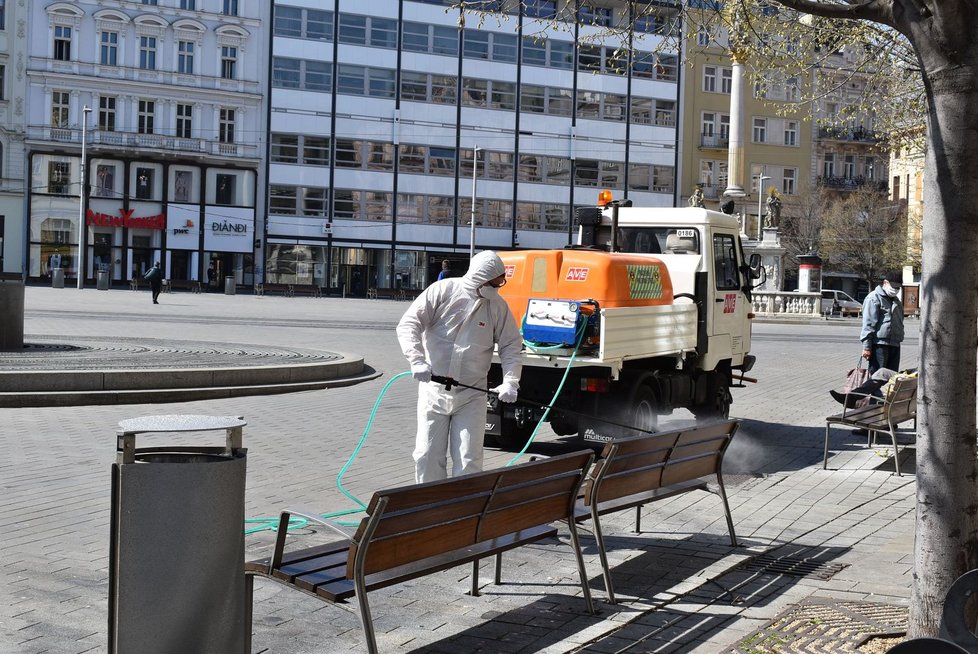 Takhle dezinfikují veřejné prostory jinde v Česku. 