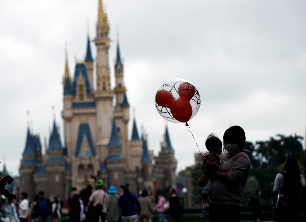 Za přísných hygienických opatření znovu otevřel Disneyland v Hongkongu.