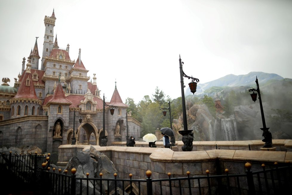 Za přísných hygienických opatření znovu otevřel Disneyland v Hongkongu.