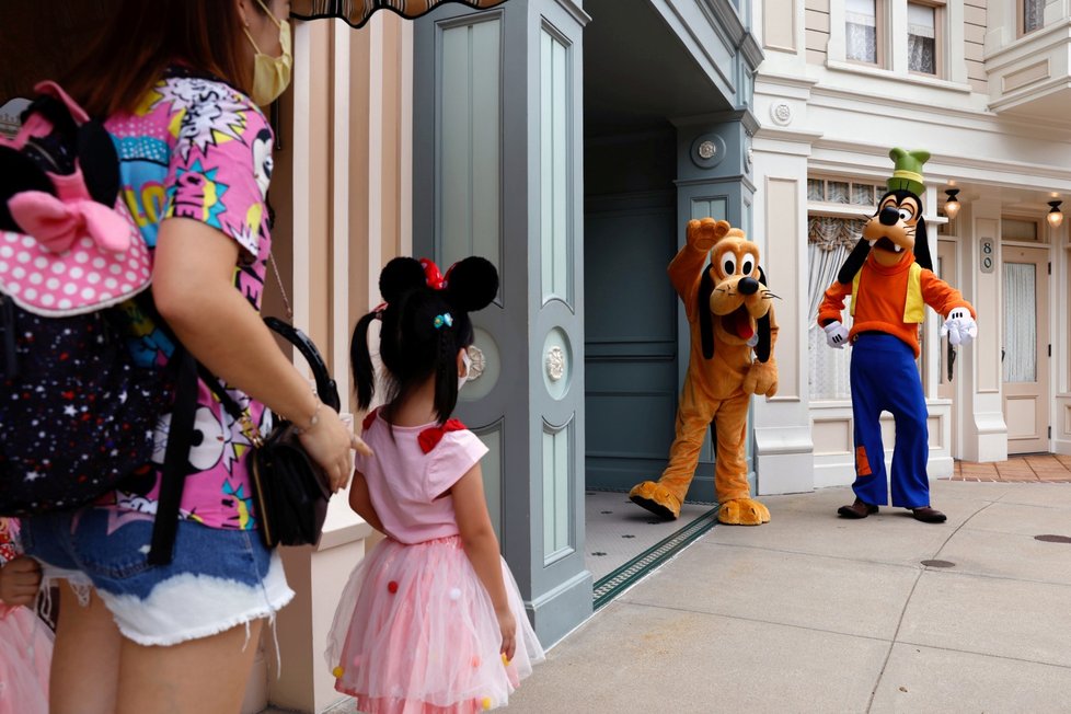 Za přísných hygienických opatření znovu otevřel Disneyland v Hongkongu.