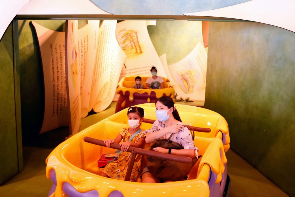Za přísných hygienických opatření znovu otevřel Disneyland v Hongkongu.