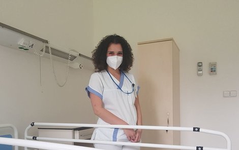 Maruška Hanáčková nyní pomáhá na plicním oddělení a bude známá až v USA. Reportáž o ní natočila televize CNN.