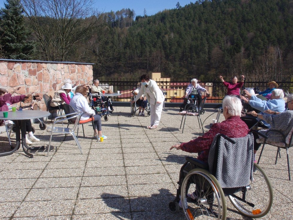 V domově seniorů v Úpici je ohnisko covidu s 30 nakaženými.