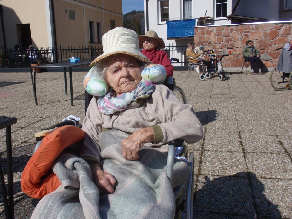 V domově seniorů v Úpici je ohnisko covidu s 30 nakaženými.