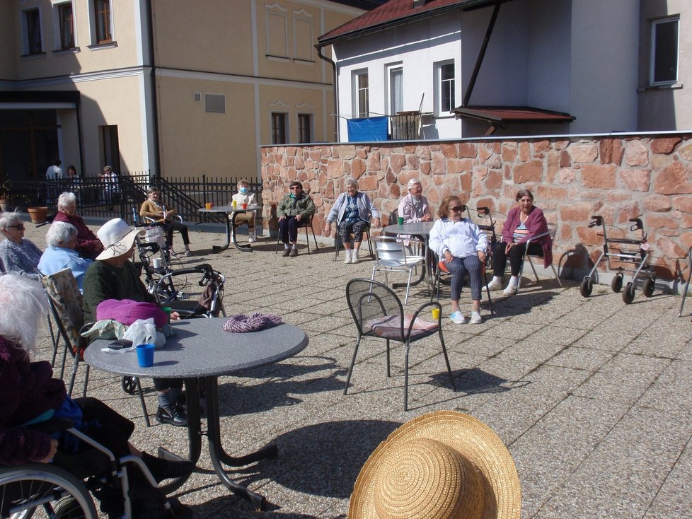 V domově seniorů v Úpici je ohnisko covidu s 30 nakaženými.