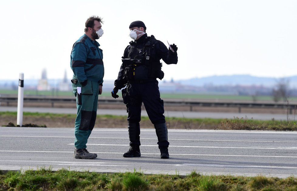 Policisté kontrolovali 16. března 2020 vozidla projíždějící přes kontrolní bod u sjezdu na 253. kilometru dálnice D35 u obce Litovel - Unčovice na Olomoucku. Oblast Litovle, Uničova a okolních obcí je uzavřena od tří hodin ráno kvůli zvýšenému výskytu nákazy koronavirem. S těmi, kdo mohou do oblasti vjet, sepisují policisté speciální evidenční lístky (16. 3. 2020)