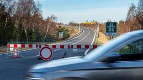 Automobil projíždí kolem zábran se zákazem vjezdu na nájezd na dálnici D8 u Petrovic na Ústecku poblíž česko-německého hraničního přechodu Petrovice/Lückendorf, který byl 16. března 2020 uzavřen kvůli hrozbě koronaviru.