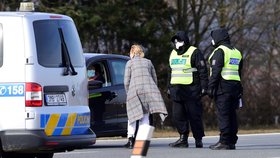Policisté kontrolovali 16. března 2020 vozidla projíždějící přes kontrolní bod u sjezdu na 253. kilometru dálnice D35 u obce Litovel - Unčovice na Olomoucku. Oblast Litovle, Uničova a okolních obcí je uzavřena od tří hodin ráno kvůli zvýšenému výskytu nákazy koronavirem. S těmi, kdo mohou do oblasti vjet, sepisují policisté speciální evidenční lístky (16. 3. 2020)