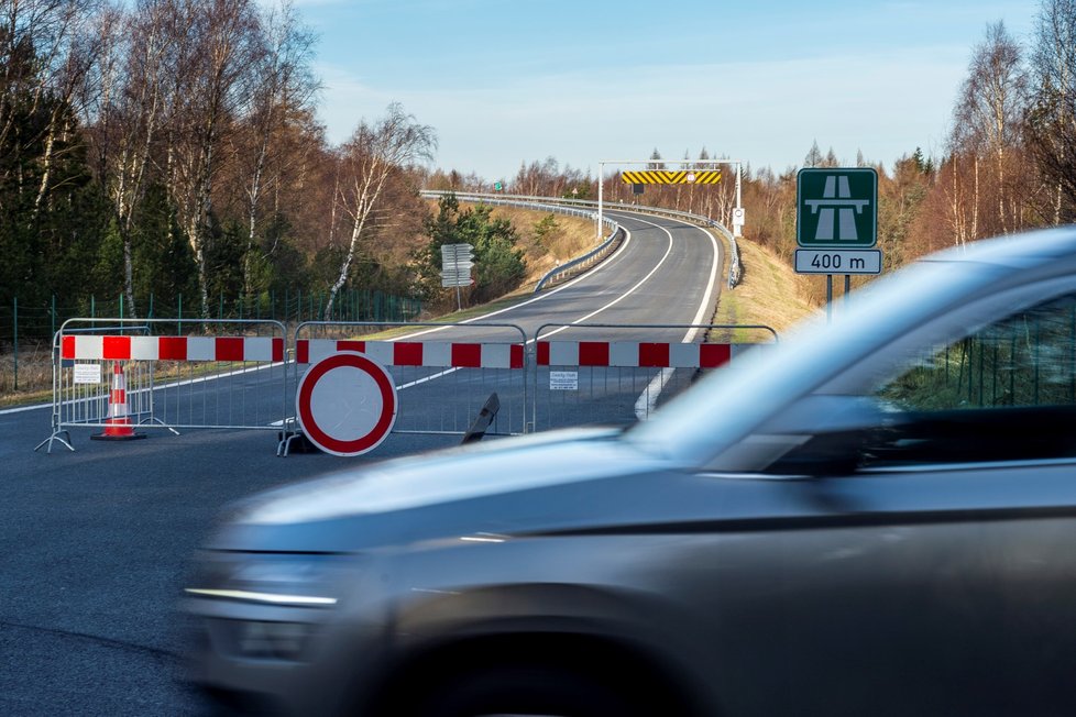 Automobil projíždí kolem zábran se zákazem vjezdu na nájezd na dálnici D8 u Petrovic na Ústecku poblíž česko-německého hraničního přechodu Petrovice/Lückendorf, který byl 16. března 2020 uzavřen kvůli hrozbě koronaviru.