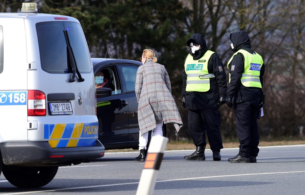 Policisté kontrolovali 16. března 2020 vozidla projíždějící přes kontrolní bod u sjezdu na 253. kilometru dálnice D35 u obce Litovel-Unčovice na Olomoucku. Oblast Litovle, Uničova a okolních obcí je uzavřena od tří hodin ráno kvůli zvýšenému výskytu nákazy koronavirem. S těmi, kdo mohou do oblasti vjet, sepisují policisté speciální evidenční lístky (16. 3. 2020).