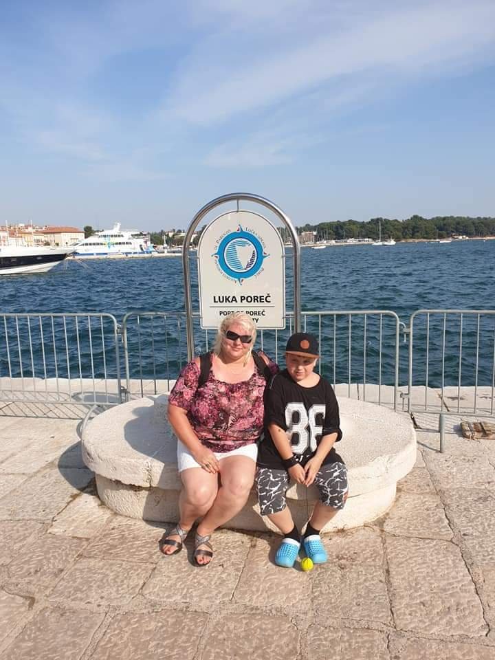Se synem Honzou v chorvatském  Poreči. Hana Božeková ho chtěla k moři  vzít také letos, tentokrát do Bulharska.  Chlapci pomáhá tamní vzduch léčit astma a alergii.