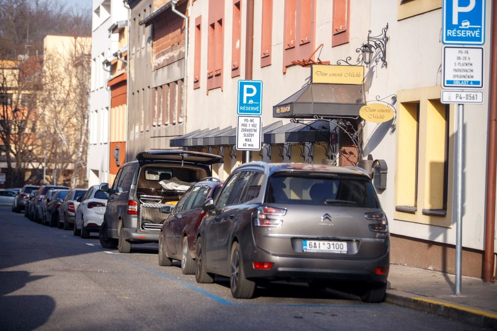 Vůz pohřební služby před Domem seniorů Michle v Praze (27. 3. 2020)