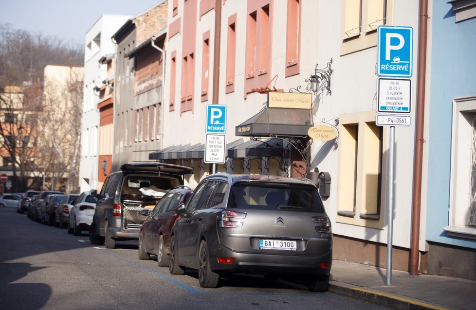 Vůz pohřební služby před Domem seniorů Michle  v Praze (27. 3. 2020)