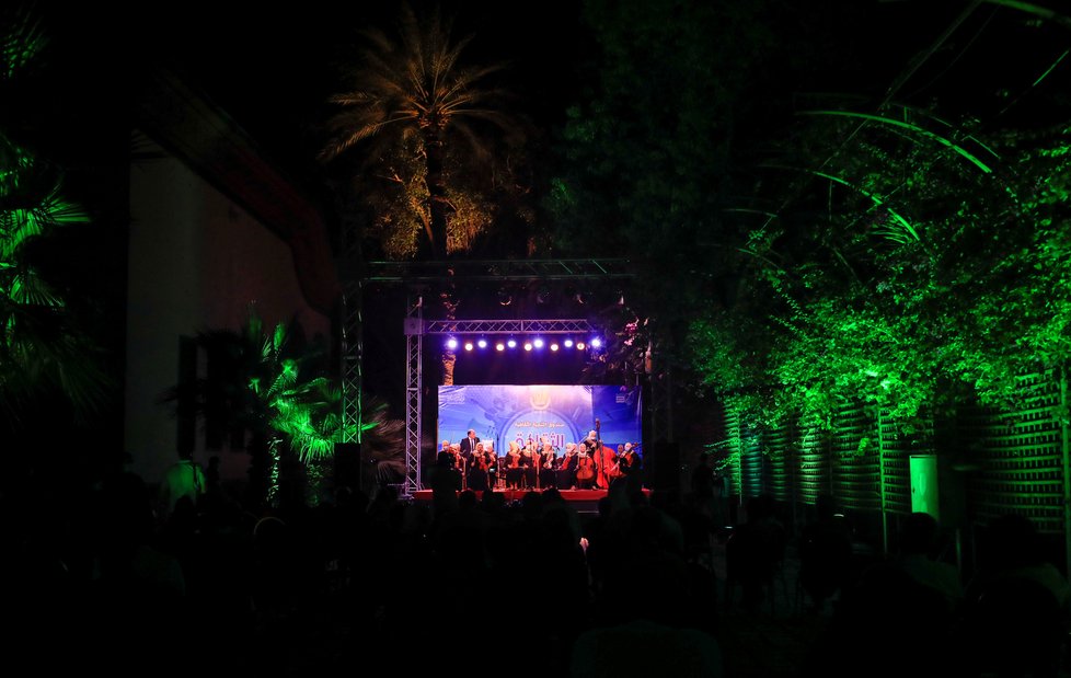 Koronavirus v Egyptě: Diváci prvního muzikálu ve znovuotevřeném paláci Manasterly Palace v Káhiře. Publikum musí mít nasazené roušky.