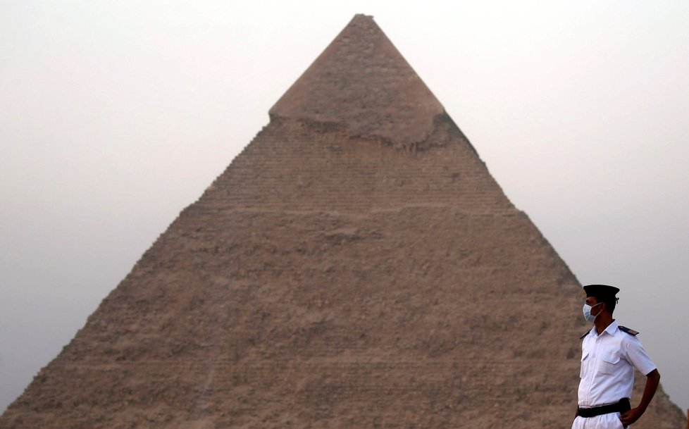 Koronavirus v Egyptě: U pyramid v Gíze otevřela nová restaurace, na dodržování restrikcí dohlíželi policisté v rouškách. (21.10.2020)