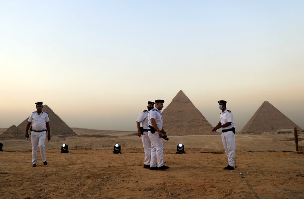 Koronavirus v Egyptě: U pyramid v Gíze otevřela nová restaurace, na dodržování restrikcí dohlíželi policisté v rouškách (21. 10. 2020).