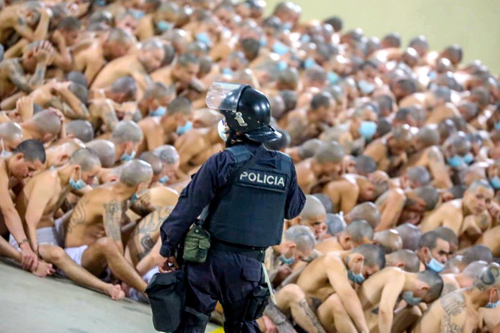 El Salvador patří k nejnebezpečnějším zemím světa. Takhle to vypadá v jeho věznicích v době koronavirové karantény.