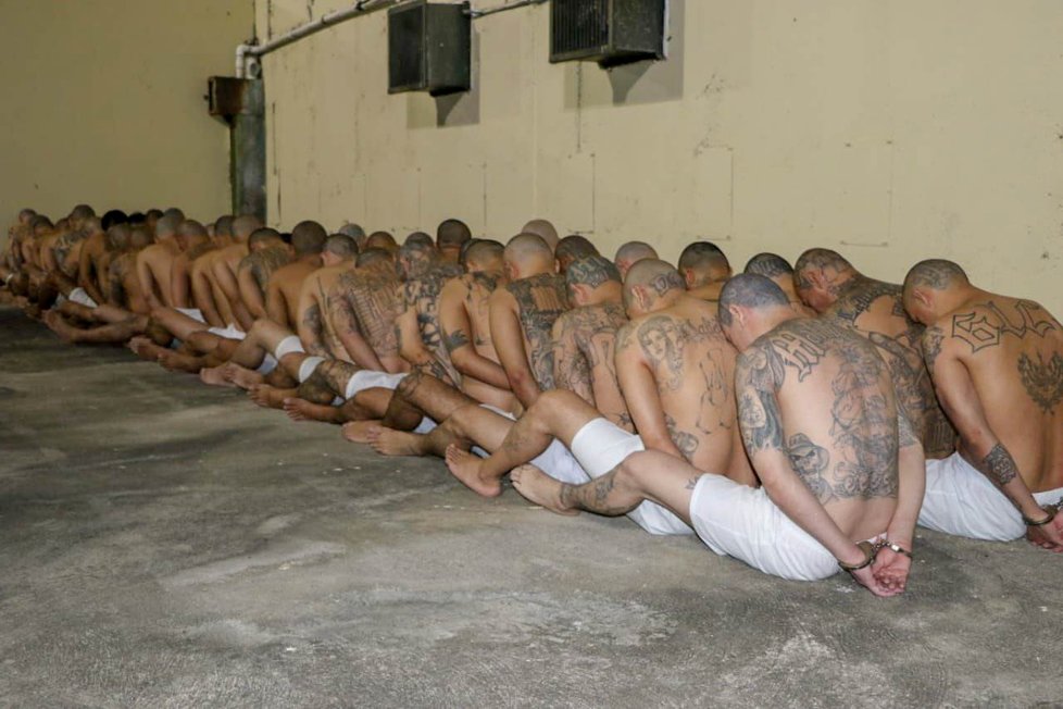 El Salvador patří k nejnebezpečnějším zemím světa. Takhle to vypadá v jeho věznicích v době koronavirové karantény.
