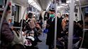Bezpečnostní opatření zavedená kvůli koronaviru: Cestující v čínské hromadné dopravě jezdí pouze v ochranných maskách.