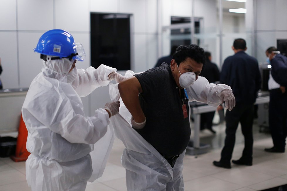 Bezpečnostní opatření zavedená kvůli koronaviru: Dezinfekce letiště v Salvadoru