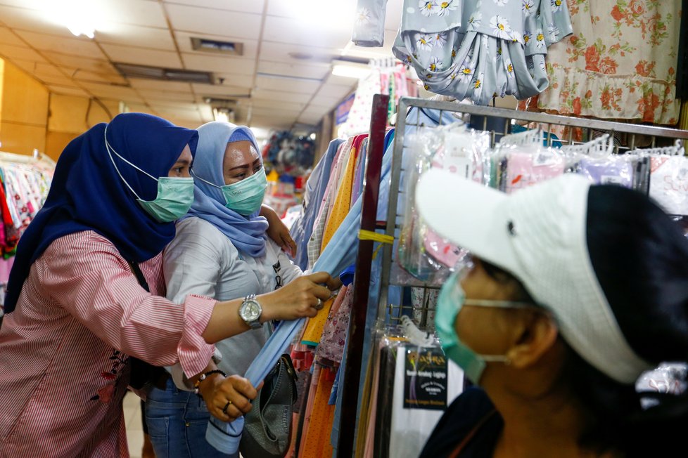 Bezpečnostní opatření zavedená kvůli koronaviru: Na trzích v Indonésii se chodí jedině v maskách.