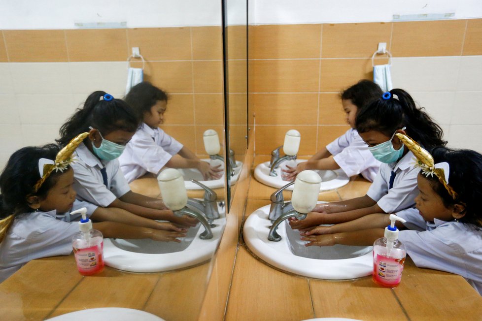 Bezpečnostní opatření zavedená kvůli koronaviru: Školáci v Indonésii dodržují hygienická opatření.