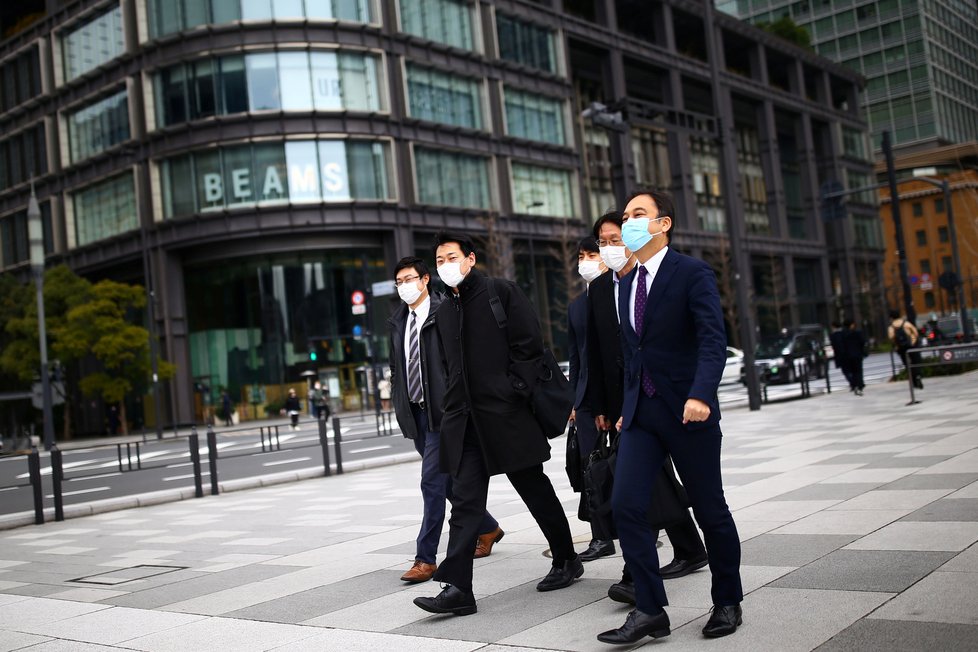 Bezpečnostní opatření zavedená kvůli koronaviru: Japonci vycházejí jen v maskách.